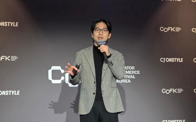 22일 서울 코엑스에서 열린 ‘크리에이터 커머스 페스티벌 코리아CCFK 2026’ 미디어데이에서 성동훈 CJ ENM 커머스부문 플랫폼본부장이 전략을 발표하고 있다 사진김현아 기자
