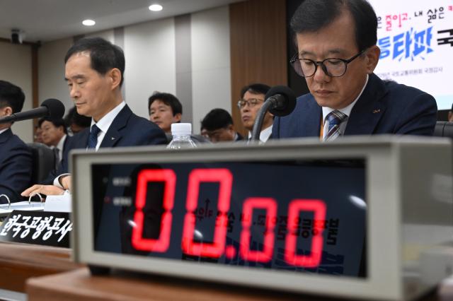 지난 16일 제주공항에서 항공편 지연이 발생한 가운데 22일 국토위 국정감사에서 대통령 전용기 운항 여파를 두고 여·야 공방전이 펼쳐졌다 사진연합뉴스