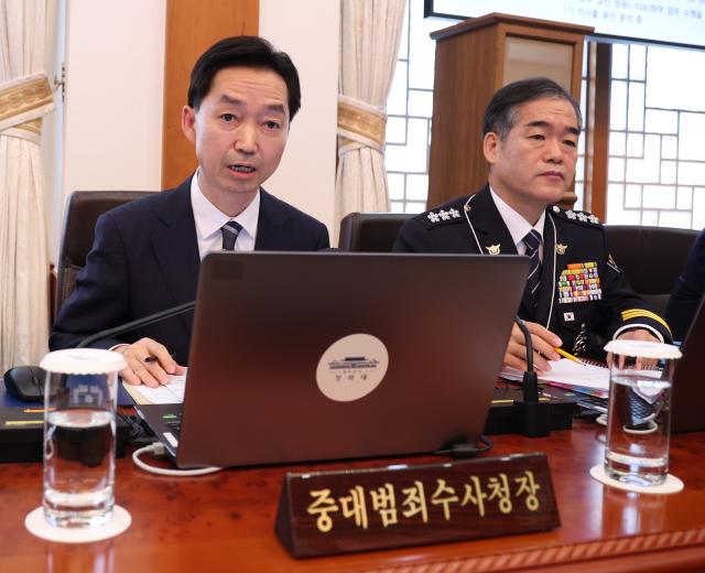 김지용 중대범죄수사청장이 지난 20일 이재명 대통령 주재로 청와대에서 열린 국무회의에서 인사말을 하는 모습 오른쪽은 김종철 경찰청장 직무대행 사진연합뉴스