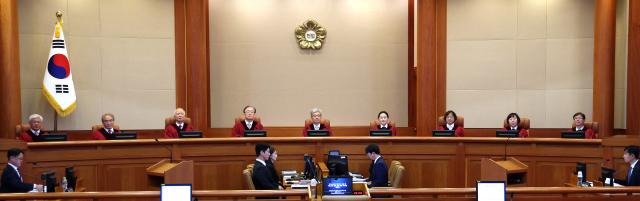 김상환 헌법재판소장과 헌법재판관들이 21일 서울 종로구 헌법재판소 심판정에서 열린 압수수색 영장사본 미교부 재판소원 변론을 위해 착석해 있다 사진연합뉴스