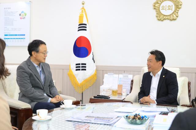 김원학 의장오른쪽이 권오선 삼척의료원장왼쪽을 접견하고 있다 사진삼척시의회