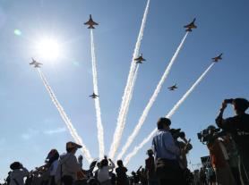 Black Eagles turn Sacheons sky into a canvas