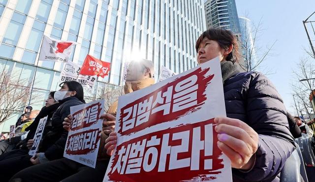 지난 2월 1일 서울 송파구 쿠팡 본사 앞에서 열린 쿠팡 피해자 행동의 날 집회에서 고 장덕준씨 모친 박미숙씨오른쪽부터 고 최성낙씨 아들 최재현씨 고 오승룡씨 아내 이수은씨가 김범석 쿠팡Inc 의장의 처벌과 사과를 촉구하는 손팻말을 들고 있는 모습 사진연합뉴스