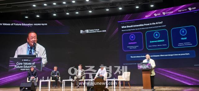 태재대학교와 태재미래전략연구원이 21일부터 22일까지 서울 대한상공회의소 국제회의실에서 ‘태재미래교육포럼 2026’을 개최한 가운데 노원석 레코스LECOS 대표가 ‘대학의 모든 경험을 가치로 증명하다 오픈배지와 역량생태계’를 주제로 발표하고 있다 사진김준환 기자 