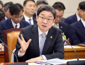 Chủ tịch Ủy ban Tài chính Hàn Quốc: "Không có kế hoạch chuyển trụ sở Ngân hàng Công nghiệp về Busan"