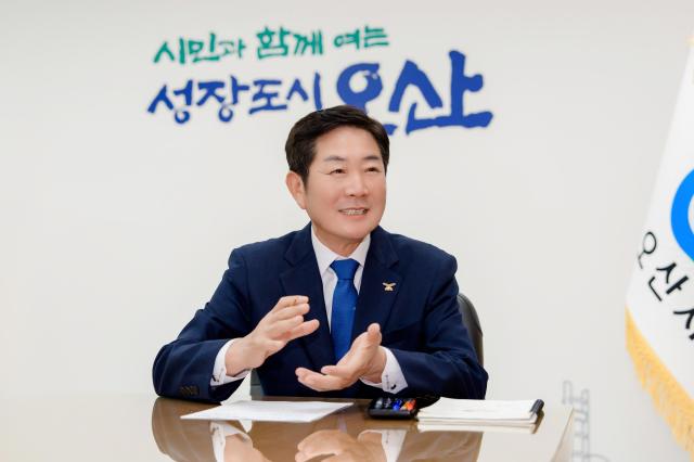조용호 오산시장이 윤호중 행안부 장관과 면담하고 있다 사진오산시