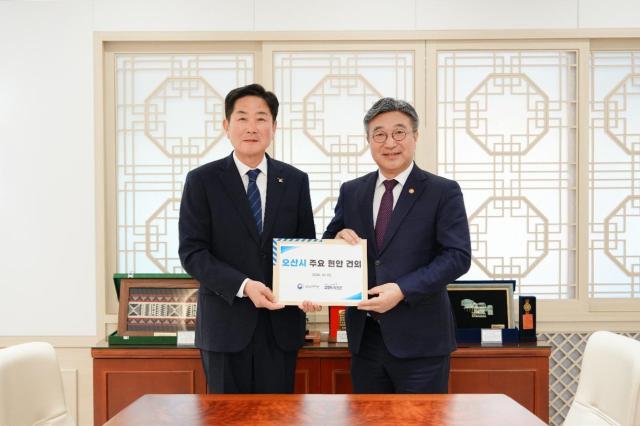 조용호 오산시장좌측이 윤호중 행안부 장관우측에 오산시 주요 현안사항 건의서를 전달하고 있다 사진오산시