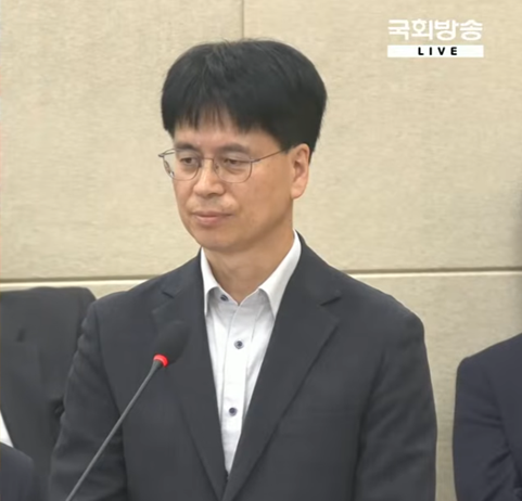 20일 국회에서 열린 보건복지위원회 국정감사에서 보건복지부 관계자가 한의약 해외진출 지원 예산 삭감 지적과 관련해 의원의 질의를 들으며 굳은 표정을 짓고 있다사진국회방송 유튜브 캡쳐