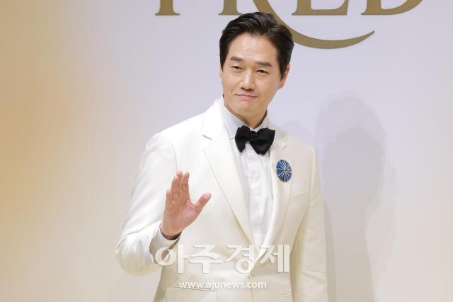 El actor Yu Ji-tae posa en el evento de joyería de lujo por el 90 aniversario de Fred