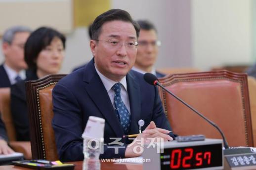 [포토] 답변하는 이정현 검찰총장 직무대행