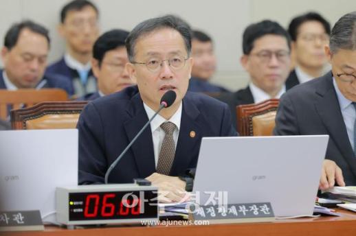 [포토] 답변하는 ​​​​​​​이형일 부총리