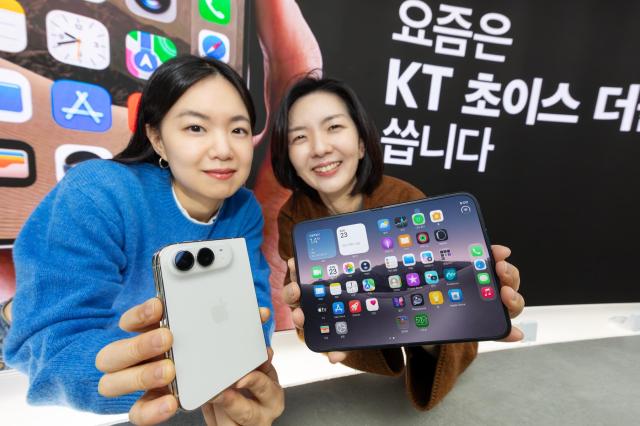 KT 모델들이 아이폰 듀오를 소개하고 있다 사진KT