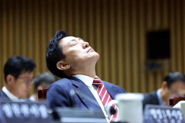 오세훈 서울시장이 19일 서울시청에서 열린 서울시에 대한 국회 국토교통위원회 국정감사에서 생각에 잠겨 있다 사진연합뉴스