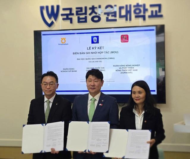 NH농협은행이 지난 22일 베트남 하노이에서 아그리뱅크Agribank 국립창원대학교와 베트남 유학생 유치 및 금융서비스 지원을 위한 업무협약MOU을 체결했다 사진NH농협은행