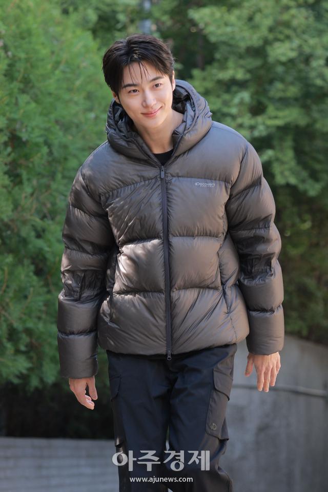 Byeon Woo-seok sorríe en el evento de lanzamiento de Discovery Winter Basecamp