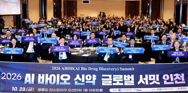 박찬대 인천광역시장이 23일 영종구 인스파이어에서 열린 2026 AI 바이오 신약 글로벌 서밋 인천에서 기념촬영을 하고 있다 사진인천시