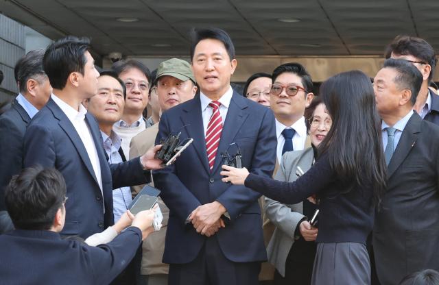 오세훈 서울시장이 23일 서울 서초구 서울고법에서 열린 명태균 여론조사 대납 의혹 사건 항소심 선고공판 뒤 무죄 판결과 관련해 입장을 밝히고 있다 사진연합뉴스