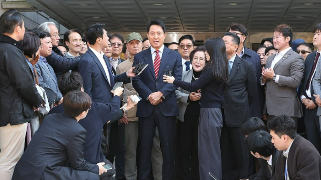 오세훈 서울시장이 23일 서울 서초구 서울고법에서 열린 명태균 여론조사 대납 의혹 사건 항소심 선고 공판 뒤 무죄 판결과 관련해 입장을 밝히고 있다 사진연합뉴스
