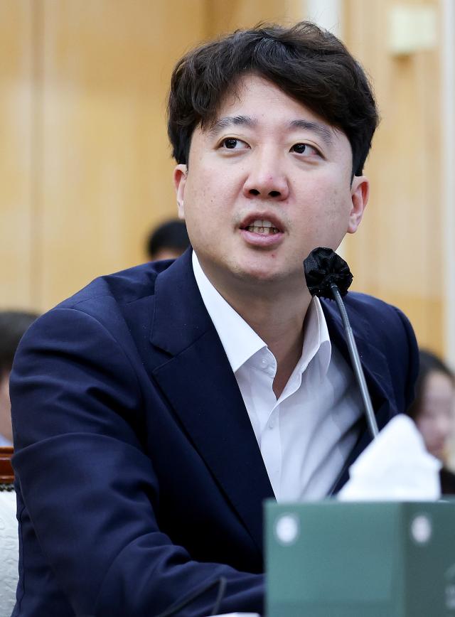 이준석 개혁신당 의원이 16일 한국은행 대구경북본부본부에서 열린 국회 재정경제기획위원회의 동북·동남지방데이터청 부산·대구지방국세청 부산·대구본부세관 한국은행 부산·경남·울산·대구경북·포항본부에 대한 국정감사에서 질의하는 모습 사진연합뉴스