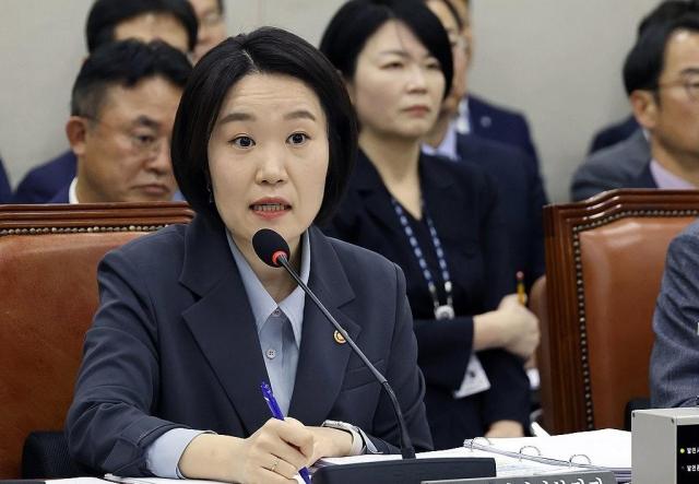 이소영 중소벤처기업부 장관이 23일 국회 산업통상자원중소벤처기업위원회에서 열린 2026년도 종합 국정감사에 출석해 질의에 답하고 있다 사진연합뉴스