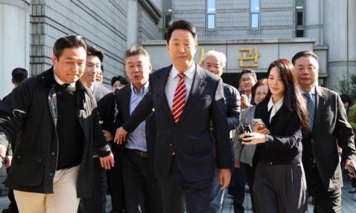 [포토] 항소심 무죄, 법원 나서는 오세훈 서울시장