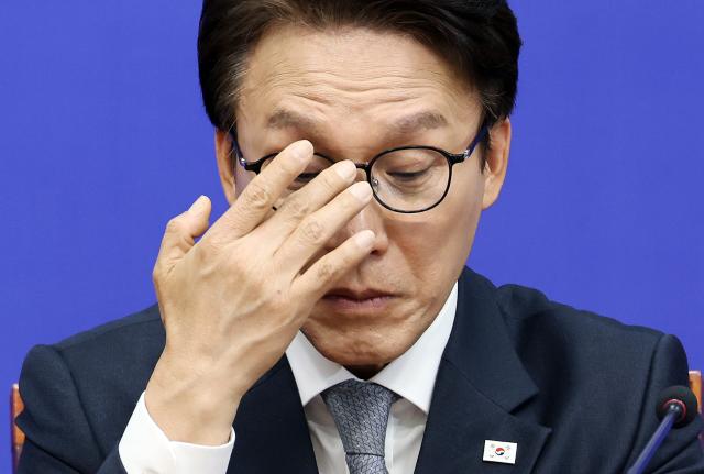김민석 더불어민주당 대표가 23일 국회에서 열린 최고위원회의에서 안경을 고쳐쓰고 있다사진연합뉴스