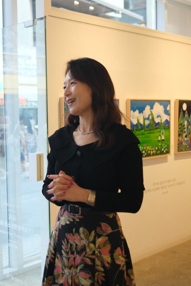Kim Sung-hae director of Sally Mom Art explains a work on display at “Memory for Tomorrow” a youth art exhibition held at The Star Gallery in Seoul’s Insadong from Sept 30 to Oct 5 Courtesy of Sally Mom Art