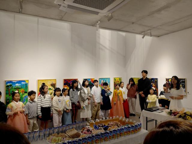 Students who took part in “Memory for Tomorrow” attend a reception during the youth art exhibition at The Star Gallery in Seoul’s Insadong which ran from Sept 30 to Oct 5 Courtesy of Sally Mom Art