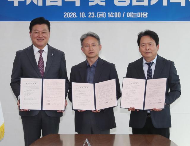 011 청주시 한솔아이원스㈜와 1560억 원 규모 투자협약 체결 사진오른쪽부터 신병대 청주부시장 박인래 한솔아이원스㈜ 대표이사 신용한 충청북도지사jpg
