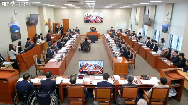 جلسة استجواب برلمانية 2026: نقاش حول كفاءة رئيس جمعية المقاولين في إدارة أموال تقاعد العمال