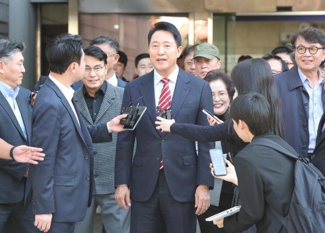 오세훈 서울시장이 23일 서울 서초구 서울고법에서 열린 명태균 여론조사 대납 의혹 사건 항소심 선고 공판 뒤 무죄 판결과 관련해 입장을 밝히고 있다 사진연합뉴스
