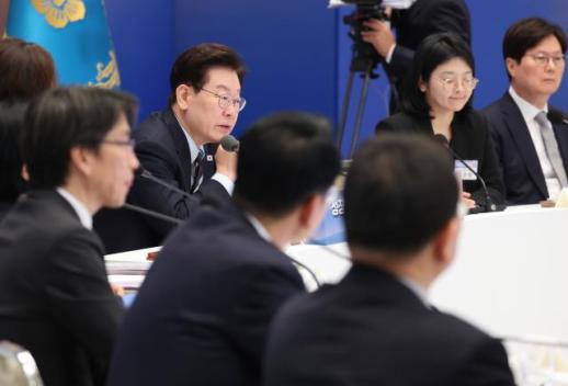 李 대통령 주 52시간제 특례, 초과임금 지급이 전제