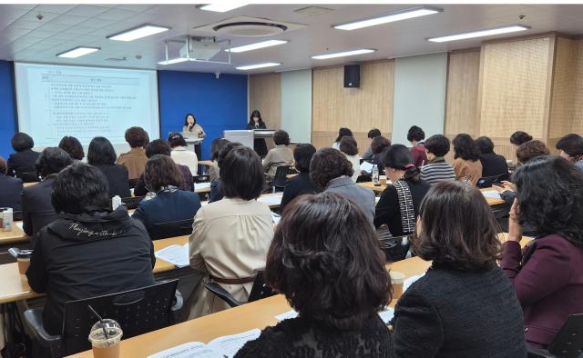 23일 전남광주통합특별시교육청 전남청사에서 열린 ‘2026년 공립유치원 전임원감 현장실무연구 결과 공유회’에서 참석자들이 분임별 연구 성과 발표를 듣고 있다 이날 공립유치원 전임원감 52명은 전남·광주 유아교육 정책 일원화와 특색교육과정 운영 유보이음교육 활성화 방안 등을 논의했으며 교육청은 연구 결과를 2027년 유아교육 정책 수립에 반영할 계획이다 사진전남광주통합특별시교육청