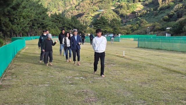 울릉군 북면 현포 파크골프장에서 열린 ‘에메랄드 울릉 맨발걷기 힐링 세미나체험’ 행사에서 참가자들이 신발을 벗고 천연 잔디 위를 걸으며 맨발걷기를 체험하고 있다 사진안경호 기자