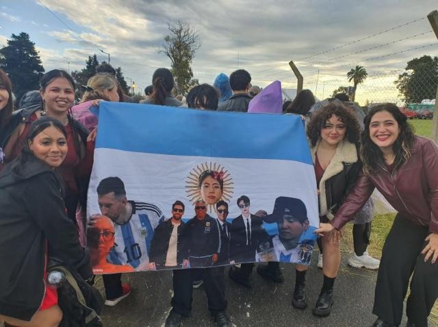 Người hâm mộ ARMY xếp hàng chờ vào xem buổi biểu diễn đầu tiên của BTS tại Argentina

Ảnh Kim Seon-jeong