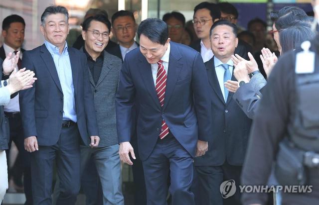 Thị trưởng Seoul Oh Se-hoon chào mọi người sau khi được tuyên vô tội ở cấp phúc thẩm

Seoul  Yonhap Ngày 23102026 Thị trưởng Seoul Oh Se-hoon chào mọi người khi rời Tòa án cấp cao Seoul ở quận Seocho sau phiên tuyên án phúc thẩm vụ nghi vấn được thanh toán thay chi phí thăm dò dư luận liên quan đến Myung Tae-gyun Tòa phúc thẩm tuyên ông vô tội 23102026