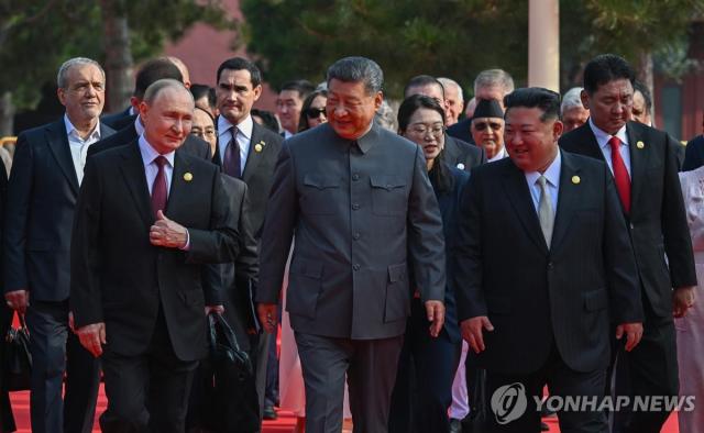 Tổng thống Nga Vladimir Putin từ trái sang Chủ tịch Trung Quốc Tập Cận Bình và nhà lãnh đạo Triều Tiên Kim Jong-un

Ngày 392025 giờ địa phương Tổng thống Nga Vladimir Putin từ trái sang Chủ tịch Trung Quốc Tập Cận Bình và nhà lãnh đạo Triều Tiên Kim Jong-un bước lên lễ đài tại Quảng trường Thiên An Môn Bắc Kinh Trung Quốc Ảnh tư liệu UPI  Yonhap