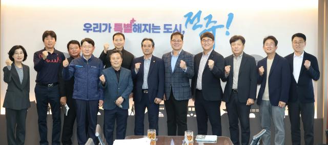 조지훈 전주시장오른쪽부터 다섯 번쨰이 산업단지 중견기업 간담회과 간담회를 가진 후 기념촬영을 하고 있다