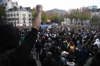 Pháp: Mặc dù có lệnh hạn chế biểu tình, người dân vẫn xuống đường khắp nơi, 70.000 cảnh sát được triển khai