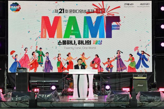 강기윤 창원특례시장이 지난 23일 열린 MAMF맘프2026 개막식에서 서로 다른 문화를 존중하고 이주민과 시민이 함께 어우러지는 화합과 공존의 가치를 강조하고 있다사진창원특례시