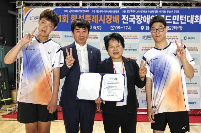 24일 ‘제1회 화성특례시장배 전국장애인 배드민턴대회’에서 선수대표 선서를 마친 선수들이 채민우 화성특례시 교육체육국장왼쪽 두번째과 함께 기념촬영을 하고 있다 사진화성시