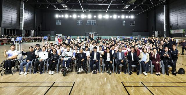 24일 화성실내배드민턴장에서 열린 ‘제1회 화성특례시장배 전국장애인 배드민턴대회’에서 참가 선수와 관계자들이 기념촬영을 하고 있다 사진화성시