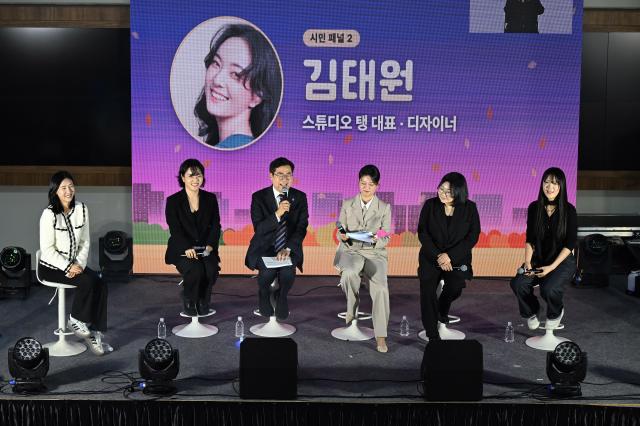 박찬대 인천광역시장이 23일 시청 중앙홀에서 열린 민선9기 출범 100일 기념 토크 콘서트 가을밤버스킹 우리의 이야기에서 시민 참여자들과 이야기를 나누고 있다 사진인천시