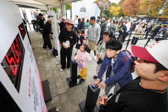 24일 경기도 성남시 분당중앙공원에서 열린 KT VOYAGE FESTIVAL에 참여한 고객들이 행사를 즐기는 모습사진KT