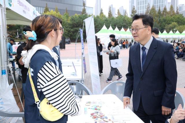 민경선 고양특례시장오른쪽이 행사 참가자와 대화하고 있다 사진고양시