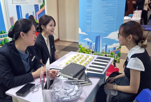 Lotte tổ chức hội thảo tuyển dụng tìm kiếm nhân tài tại 5 trường đại học hàng đầu Hà Nội Việt Nam

Ảnh Tập đoàn Lotte cung cấp