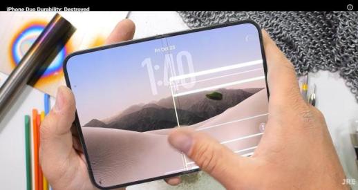 접자마자 쩍…아이폰 듀오 내구성 논란에 삼성 폴드8 재조명