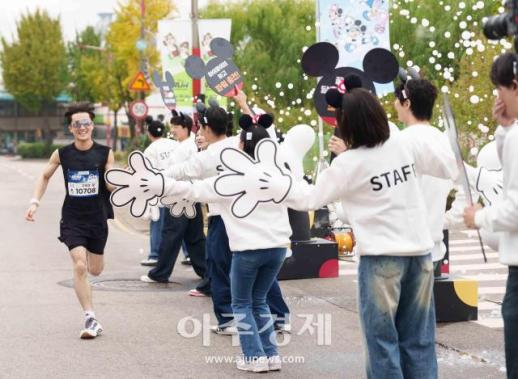 [포토] 디즈니런 2026, 미키랑 하이파이브 하고 파워충전!