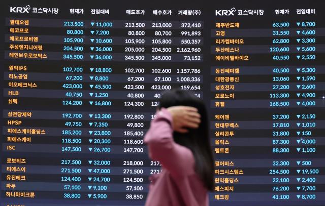 首尔汝矣岛韩国交易所的行情显示屏【图片来源 韩联社】