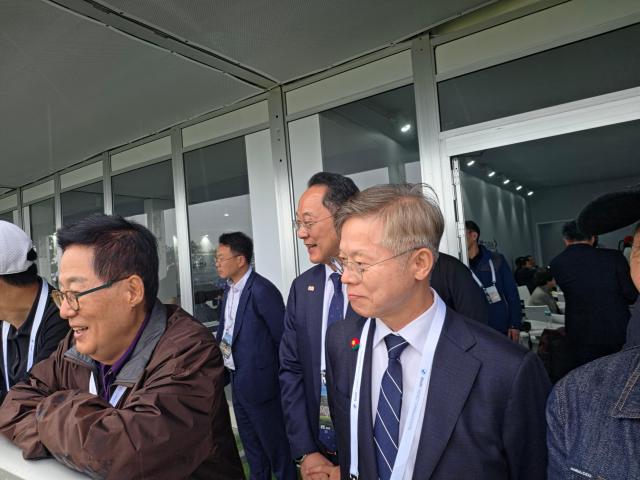 25일 전남 해남군 파인비치 골프링크스에서 열린 ‘BMW 레이디스 챔피언십 2026’ 최종 라운드 현장을 찾은 박지원 국회의원왼쪽과 명현관 해남군수가운데 민형배 전남광주통합특별시장오른쪽이 대회 관계자들과 함께 경기를 지켜보며 선수들을 응원하고 있다사진김옥현 기자